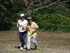 フラフープで2人4脚「負けないぞ！」